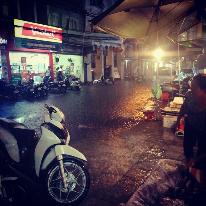 Ngày Hà Nội ngập: Tủ lạnh trôi bập bềnh, thanh niên bơi giữa phố còn xe sang đứng im mà chịu trận